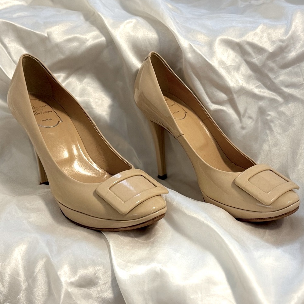 Roger Vivier Beige Patent Pumps